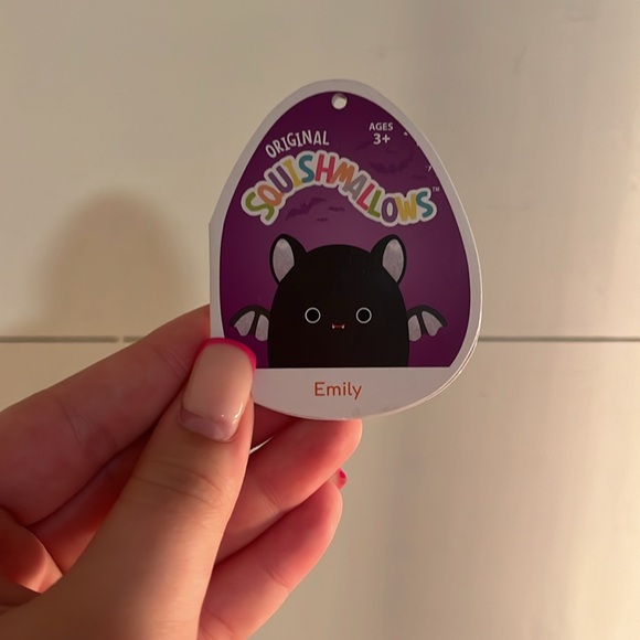 Emily, the bat squish mellow - Picture 5 of 6